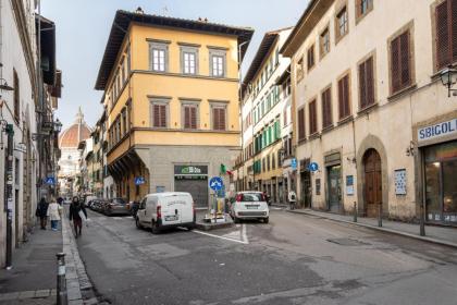 Tra il Duomo e il teatro la Pergola - image 11