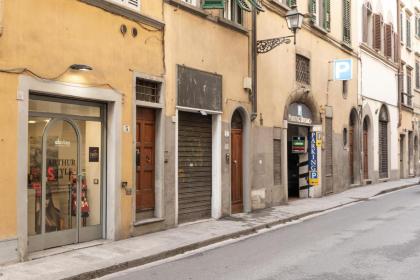 Tra il Duomo e il teatro la Pergola - image 9